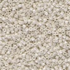 Miyuki Delica Perlen 11/0 - Opaque alabaster luster DB-211
